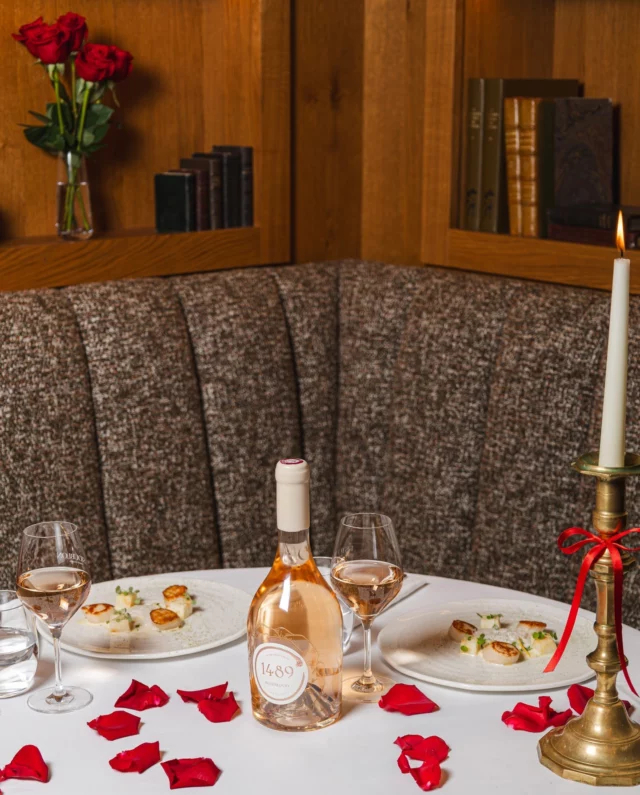 DÎNER DE LA SAINT-VALENTIN

Installez-vous dans une ambiance intime et chaleureuse à la lueur des chandelles auprès de votre moitié, et laissez le charme opérer.

Pour célébrer votre amour, chaque détail sera soigneusement orchestré par notre équipe pour rendre ce moment inoubliable.

Laissez-vous séduire par un menu exclusif pensé comme une déclaration gourmande.

 Partagez des plats délicats et savourez un instant de complicité.
•
VALENTINE'S DAY DINNER

Settle into a cosy, candlelit atmosphere with your loved one, and let the charm work.

To celebrate your love, every detail will be carefully orchestrated by our team to make this moment unforgettable.

Let yourself be seduced by an exclusive menu designed as a gourmet declaration. Share delicate dishes and savour a moment of complicity.

@mariamkocharyanmk
#estoublon #latabledestoublon #restaurantprovence #alpilles #bauxdeprovence #fontvieille #food #restaurant #provence #saintvalentin #stvalentin #valentinesday