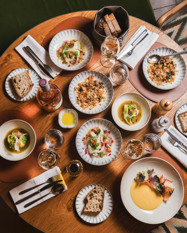 À La Table d’Estoublon, chaque saison écrit son propre chapitre.

Le printemps s’invite à notre table avec des couleurs éclatantes, des produits frais cueillis dans notre potager et une générosité qui se partage au rythme de vos histoires.
•
At La Table d'Estoublon, each season writes its own chapter.

Spring invites itself to our table with its vibrant colours, fresh produce picked from our kitchen garden and a generosity that is shared to the rhythm of your stories.

@mariamkocharyanmk
#estoublon #latabledestoublon #restaurantprovence #alpilles #bauxdeprovence #fontvieille #food #restaurant #provence